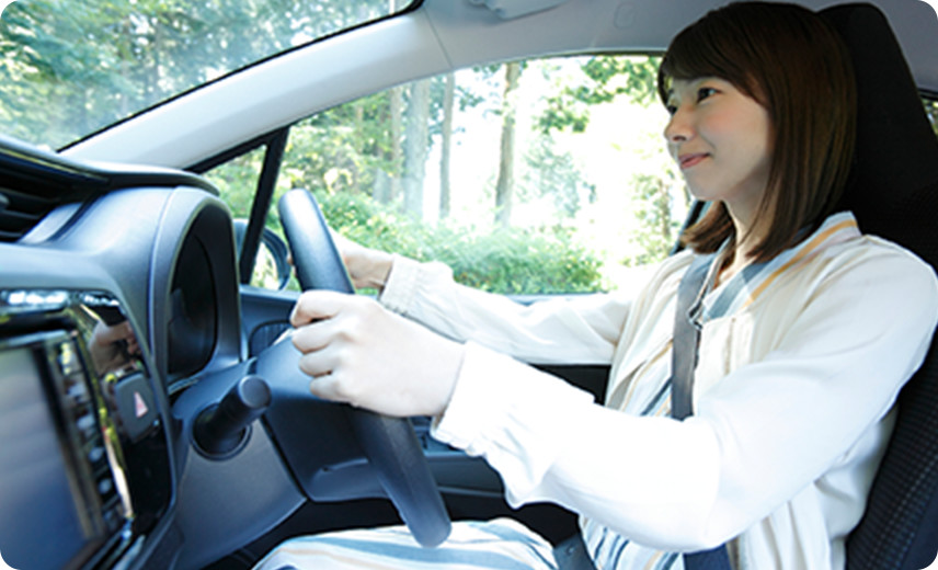 ハンドルを握る女性