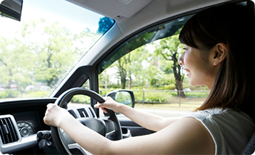 ハンドルを握る女性