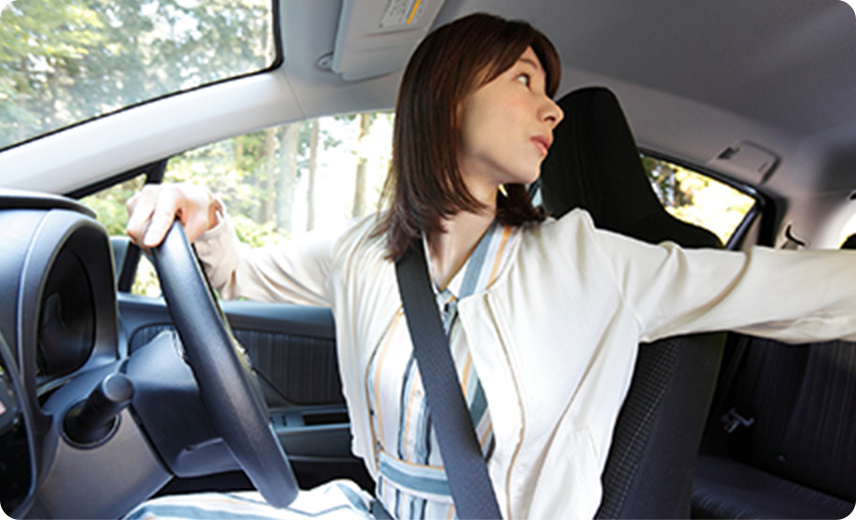 後ろを確認する女性