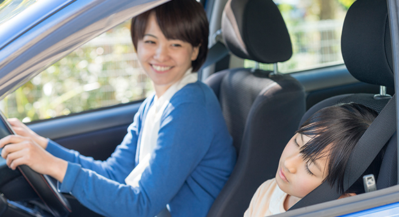 運転している女性