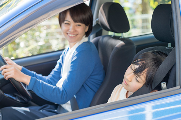 運転している女性